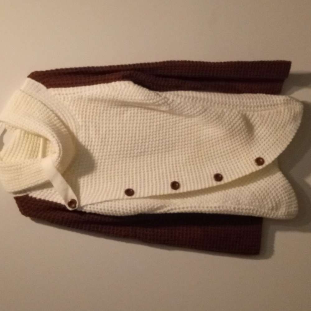 Beautiful sweater.. wish it fit !